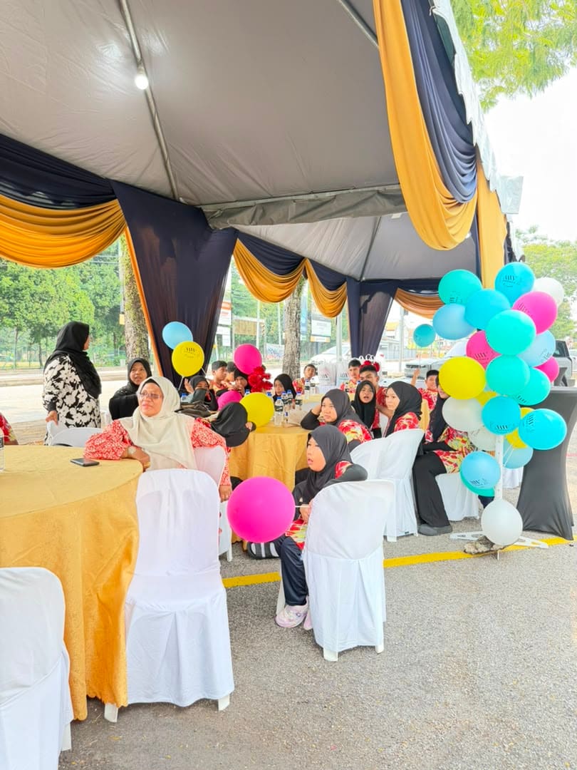 A cluster of balloons beside guests seated at the tables during the speeches