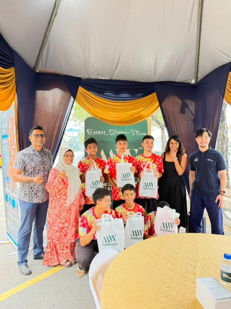 More boys posing with their tote bags at the anniversary backdrop